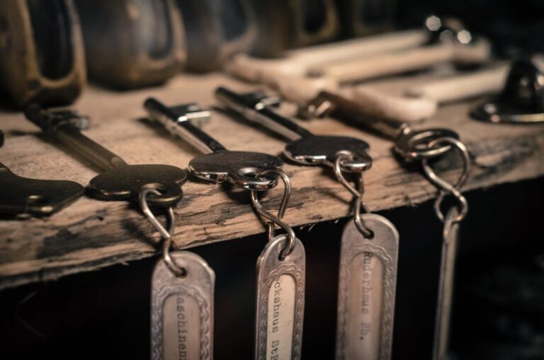 keys shelf keychain lock 615350 1024x678 1 768x509